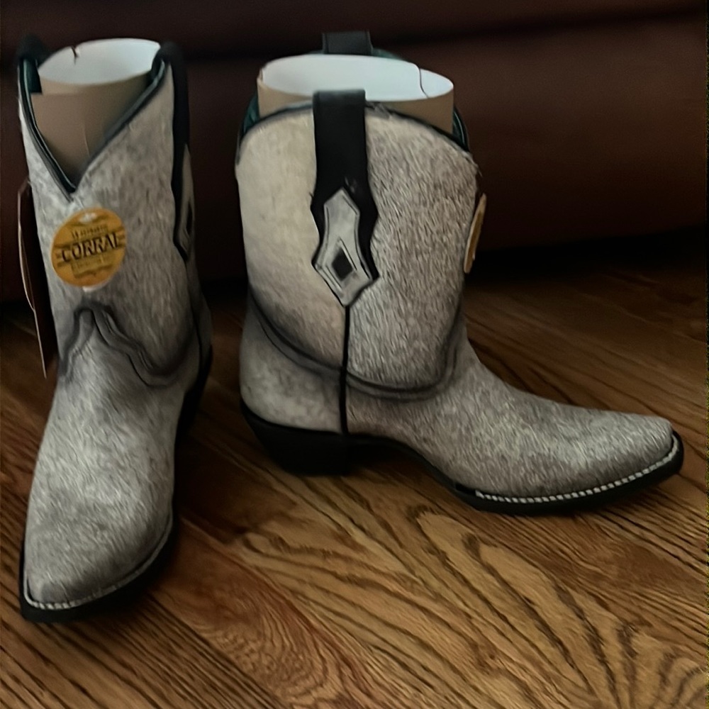 New with tags: Corral ankle boots, LD fur & Conchos size 7 M